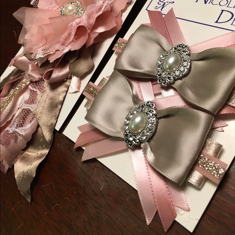 Shoe clips with rhinestone pearl centers - Picture 2 of 2